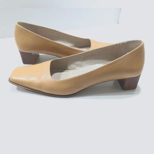 Coach Ava butterfly soft leather neutral tan 1.5" heel pump comfort shoes sz 10